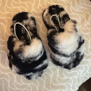 UGG Toddler Girl Cozy Black and White Slippers